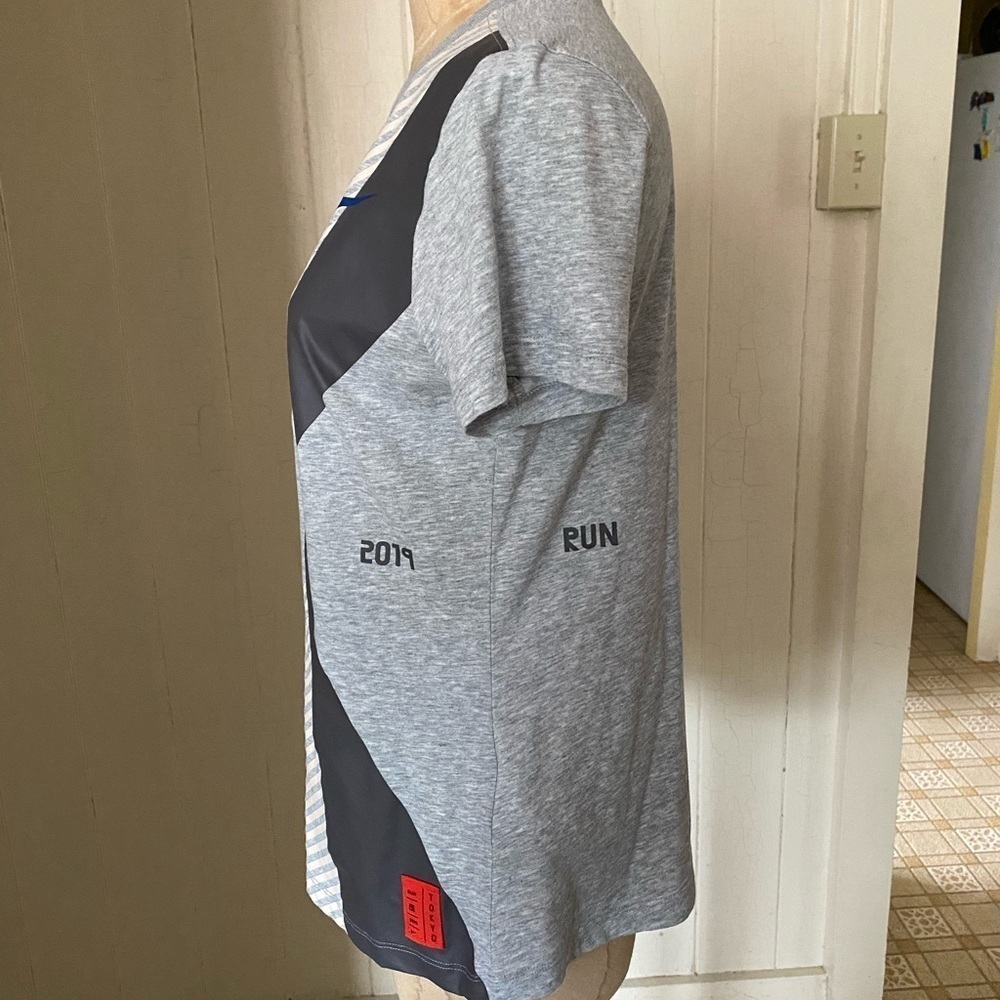 NIKE Women sz M RUN TOKYO 2019 Gray Tee Tshirt Japan Stripe Print - Picture 2 of 8